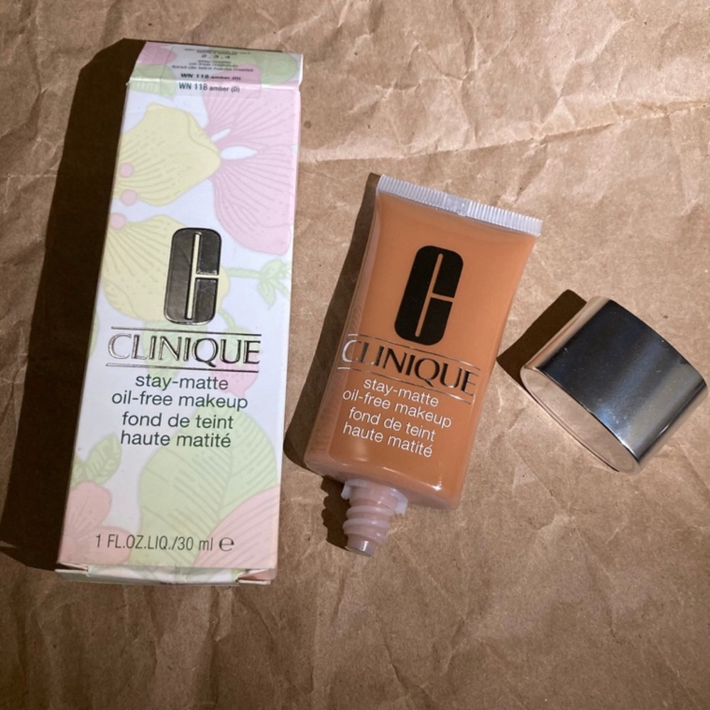 Clinique stay matte makeup (amber)